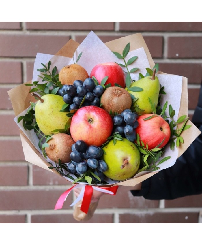 Фотографии клиентов с фруктовыми букетам и подарками